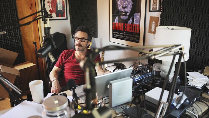 Podcastová hvězda Marc Maron ve své garáži upravené na studio