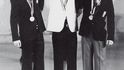 Franz Klammer se zlatou olympijskou medailí, na stupně vítězů ho doprovodili Švýcar Bernhard Russi a Ital Herbert Plank