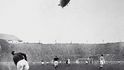 Výhled lepší než z VIP sekce tribuny: Graf Zeppelin v roce 1930 visel nad stadiónem ve Wembley. Když Arsenal porazil Huddersfiel Town 2:0, nastartoval motory a odletěl.