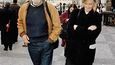 Lawrence Ferlinghetti při procházce po Staroměstském náměstí během Festivalu spisovatelů v roce 1998