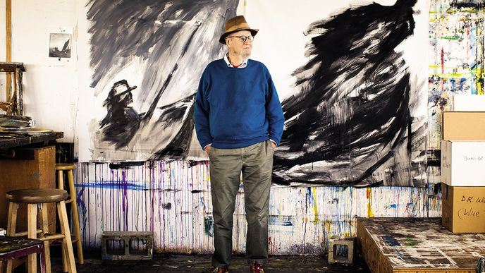 Nadšený malíř Lawrence Ferlinghetti mezi svými plátny