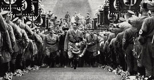 Hitler a jeho zuřivá honba za mocí. Jak se mohlo stát, že během pár týdnů zlikvidoval v Německu demokracii?