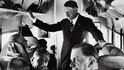 Méně známá fotografie Adolfa Hitlera z letadla z roku 1933, kdy zcela ovládl Německo