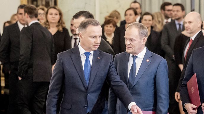 Protihráči prezident Andrzej Duda (vlevo) a premiér Donald Tusk