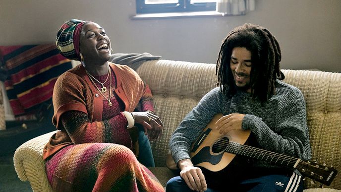 Lashana Lynch a Kingsley Ben-Adir jako manželé Rita a Bob Marleyovi