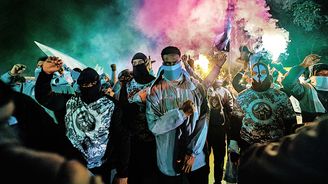 Spasitel z Wishe. Únorová seriálová novinka Netflixu vás vrhne mezi madridské ultras a nácky Spasitel z Wishe. Únorová seriálová novinka Netflixu vás vrhne mezi madridské ultras a nácky