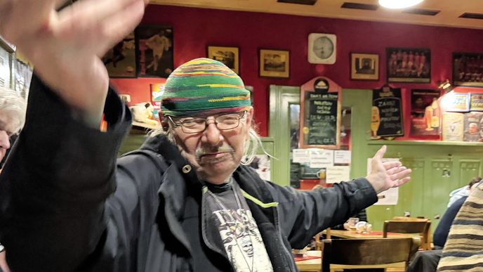 Jim ve své domácí hospodě na Prašivce, na fotografii Petra Pištěka Jim ve své domácí hospodě na Prašivce, na fotografii Petra Pištěka