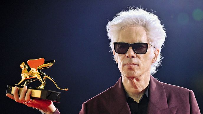 „Ticho je pro mě částečně hudební věc: noty, které nezahrajete, rozvibrují ty, které zahrajete,“ říká režisér „mlčenlivých“ filmů Jim Jarmusch „Ticho je pro mě částečně hudební věc: noty, které nezahrajete, rozvibrují ty, které zahrajete,“ říká režisér „mlčenlivých“ filmů Jim Jarmusch