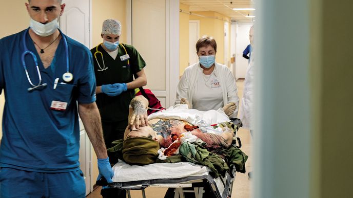 Reportáž z dronové školy, bombardovaného města i nemocnice půl hodiny poté, co nedaleko dopadla balistická raketa. Reportáž z dronové školy, bombardovaného města i nemocnice půl hodiny poté, co nedaleko dopadla balistická raketa.