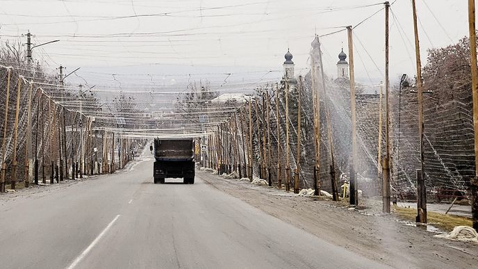 Protidronové sítě se v poslední době objevují na mnohých silnicích v blízkosti fronty – spolehlivé jsou proti malým FPV dronům, hůře už proti rychlým dronům typu křídlo Protidronové sítě se v poslední době objevují na mnohých silnicích v blízkosti fronty – spolehlivé jsou proti malým FPV dronům, hůře už proti rychlým dronům typu křídlo