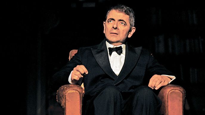 Rowan Atkinson na svém „trůnu“ ve hře Quatermaine’s Term