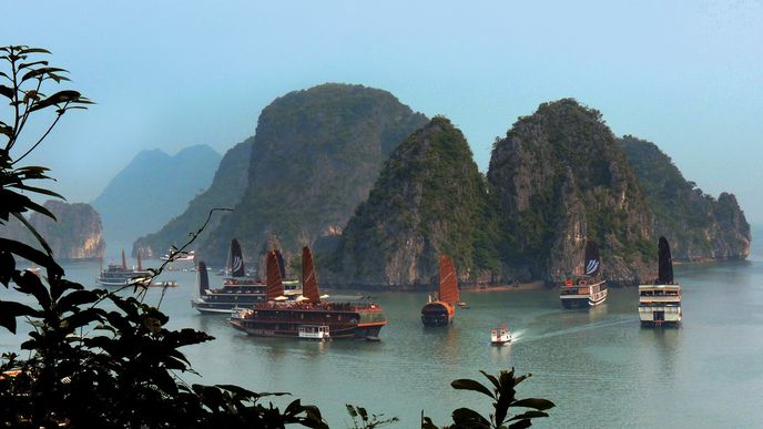 Zátoka Ha Long. Z jejích vod vystupují asi tři tisíce ostrovů a ostrůvků, proto je vyhledávanou  turistickou lokalitou.