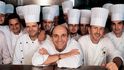 Životní příběh šéfkuchaře Bernarda Loiseaua  (uprostřed, bez čepice) prý inspiroval tvůrce pixarovského snímku Ratatouille