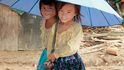 Děti na vietnamském venkově nedělají při focení drahoty