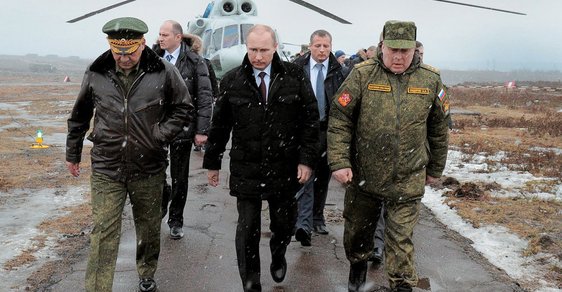 Prezident Putin navštívil v pondělí  cvičení ruské armády, aby pohrozil obyvatelům poloostrova včetně krymských Tatarů