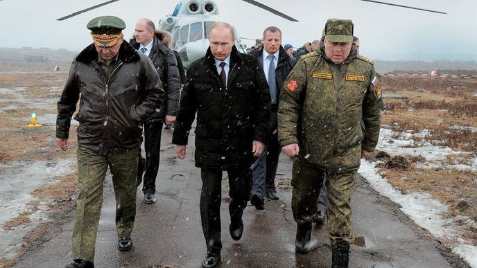 Prezident Putin navštívil v pondělí  cvičení ruské armády, aby pohrozil obyvatelům poloostrova včetně krymských Tatarů