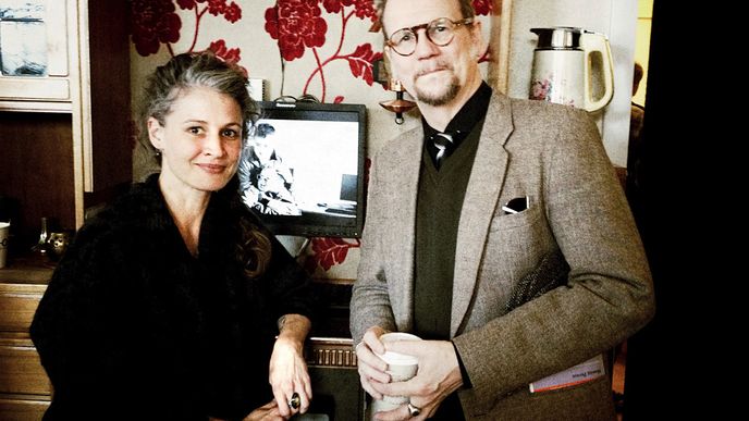 Herečka Tera Hofová (vlevo), která ve Studiu Hrdinů exceluje ve hře jedné dámy Skugga Baldur, dle novely island­ského spisovatele Sjóna (vpravo) 