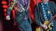 Výrok týdne: „Mick je nadrženej starej bastard. Je čas na vasektomii – v tomhle věku už přece nemůžete být otcem. Chudáci děti.“  Poznamenal Keith Richards v rozhovoru pro Wall Street Journal Magazine v souvislosti s tím, že se jeho parťák z kapely stal v prosinci 2016 ve tři- asedmdesáti poosmé otcem. Mickovo mužství nedá kytaristovi zjevně spát – už dříve ve své biografii prohlásil, že má zpěvák Rolling Stones malý penis. Keith ale nakonec hodil zpátečku. „Hluboce lituji toho, co jsem řekl o Mickovi v rozhovoru pro WSJ – bylo to přes čáru,“ napsal na Twitter. Tak doufáme, že napětí mezi těmi dvěma pány nenaruší atmosféru jejich pražského koncertu 4. července 2018. 