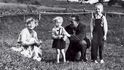 S rodinou v moravské Střelné, konec 50. let. Vpravo syn Pavel, uprostřed dcera Hanka.