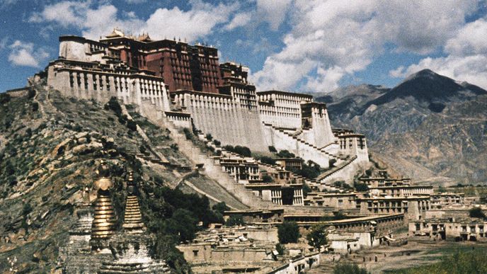 Potala, do roku 1959 sídlo dalajlamů a tibetské vlády, s „podhradím“ Žol na záběru z filmu Cesta vede do Tibetu