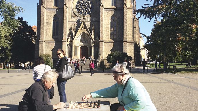 Šachové instalace Ondřeje Kobzy na pražském náměstí Míru