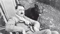 Adolf Hitler a jeho německý vlčák Blondi ze šlechtitelské stanice ve slezských Kravařích. Hitler jej otrávil jedem krátce před svou smrtí v dubnu 1945.