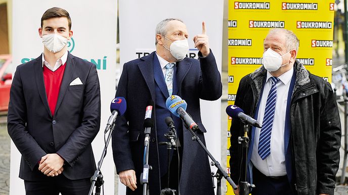 Předseda Trikolóry Václav Klaus ml. (uprostřed), předseda Svobodných Libor Vondráček (vlevo) a předseda Strany soukromníků ČR Petr Bajer (vpravo)