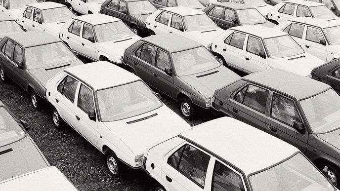 Favorit byl v roce 1987 jediným nelicenčním – a přitom moderním – osobním autem východního bloku. Volkswagen jej důkladně otestoval ještě ve fázi prototypu, zájem o Škodovku tím zesílil. Pohled do mladoboleslavského areálu před privatizací v říjnu 1990.