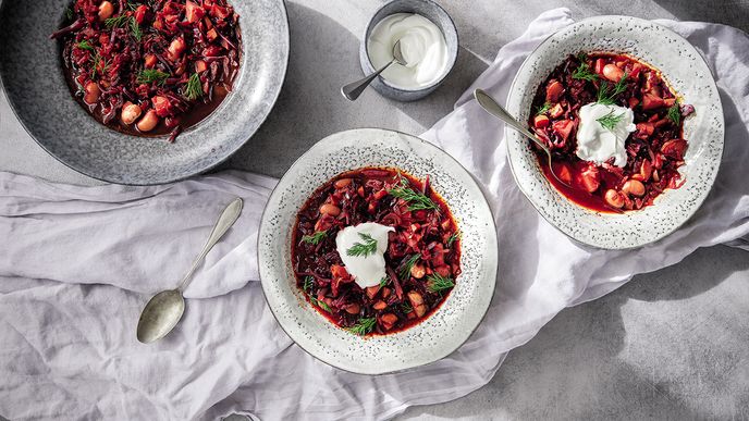 Boršč nyní získal symbolický význam. Výborný recept najdete v Jediné knize o jídle, kterou potřebujete.