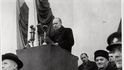 Ministr vnitra Václav Nosek řeční 28. února 1948 na Staroměstském náměstí při přehlídce lidových milicí