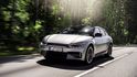 Kia EV6 je nejen evropským Autem roku 2022, ale také jedním z nejlepších elektromobilů na trhu. Verze GT za 1 780 980 Kč navíc šokuje vynikající dynamikou.