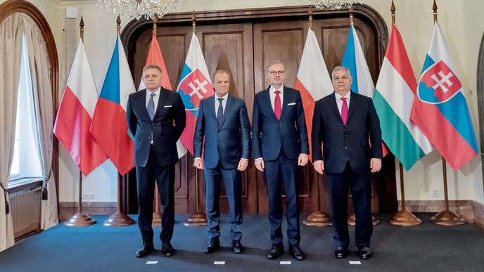 Krizi V4 přečkala, znělo po pražském jednání premiérů Fialy, Tuska, Orbána a Fica. Na formě podpory Ukrajiny se neshodli.