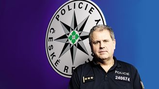 Osmdesátiletá paní přivezla na služebnu náboj do protiletadlového kanónu, říká policista o zbraňové amnestii Osmdesátiletá paní přivezla na služebnu náboj do protiletadlového kanónu, říká policista o zbraňové amnestii