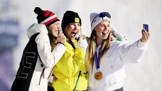 Jak se měnily mobily olympioniků: Od naganského „pádla“ po italskou „vítěznou selfie“ Jak se měnily mobily olympioniků: Od naganského „pádla“ po italskou „vítěznou selfie“