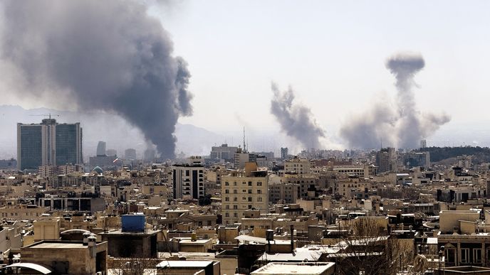 Oblaka kouře stoupají nad Teheránem po velkém útoku USA a Izraele Oblaka kouře stoupají nad Teheránem po velkém útoku USA a Izraele