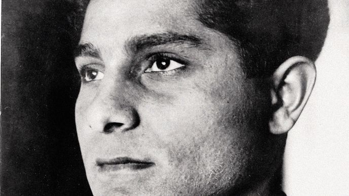 Maturitní fotografie Tomáše Holomka z roku 1932. Už jako student práv neúnavně hájil zájmy své komunity. Maturitní fotografie Tomáše Holomka z roku 1932. Už jako student práv neúnavně hájil zájmy své komunity.