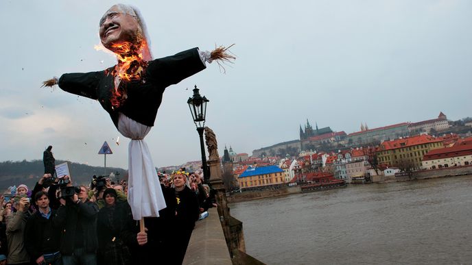 Vynášení prezidentské Morany do Vltavy. Naposled do této řeky sliboval házet politiky populista Miroslav Sládek. 