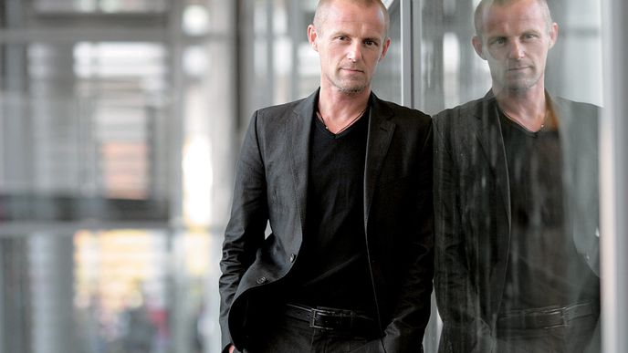 Jo Nesbø je vedle Stiega Larssona, Henninga Mankella a dvojice vystupující pod pseudonymem Lars Kepler nejzářivější hvězdou z téměř padesátky skandinávských, finských a islandských autorů „severské krimi“, jejichž díla vycházejí v češtině