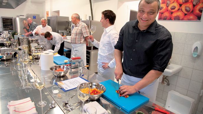 Šéf Pražského kulinářského  institutu u sebe v kuchyni