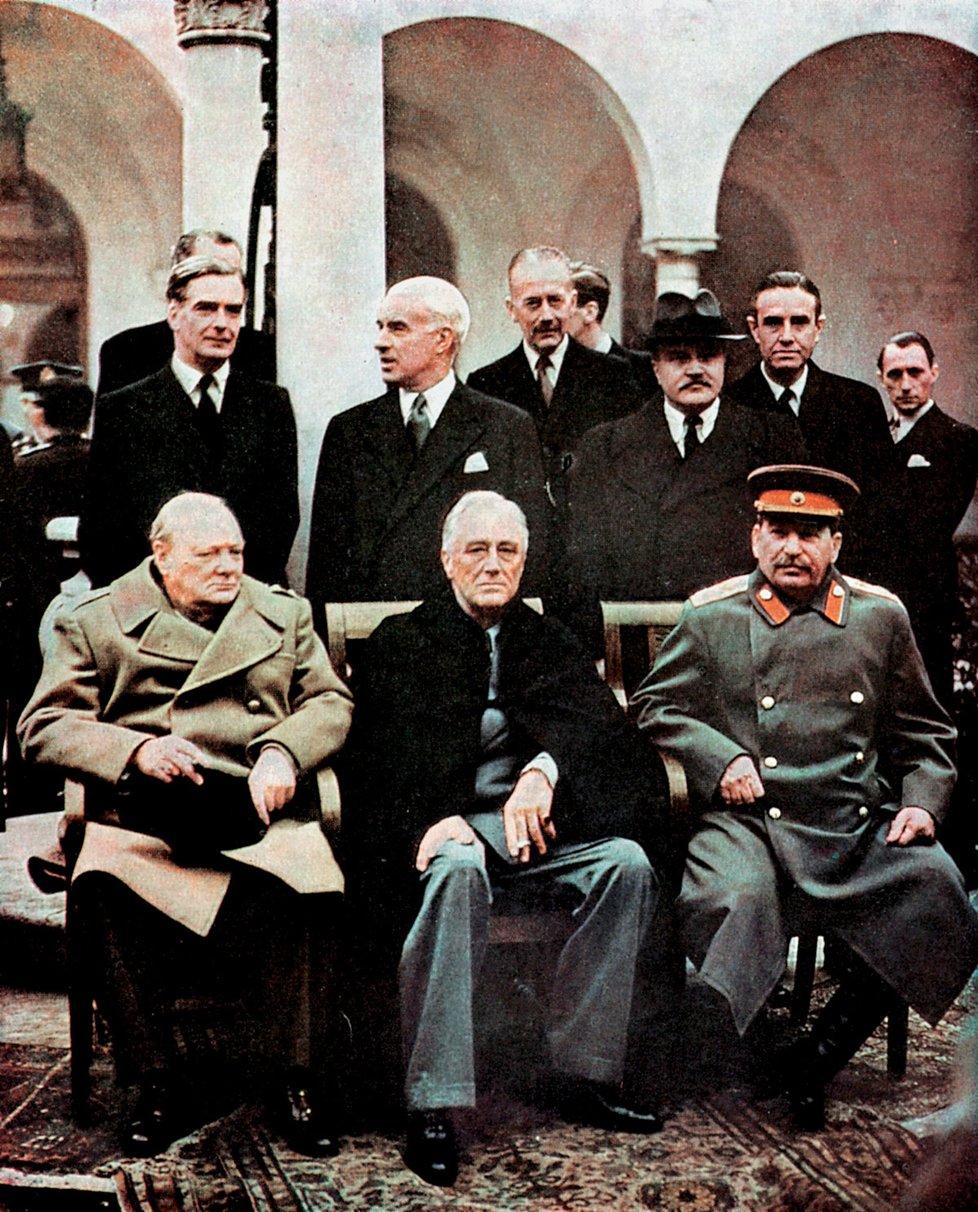 Setkání šéfů vítězných států na jaltské konferenci (vlevo Churchill, uprostřed Roosevelt, vpravo Stalin), které posílilo pozice ruského diktátora