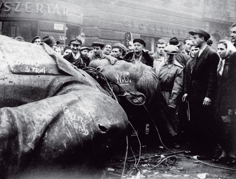 Před šedesáti lety zemřel velký politický vrah. Dnes se opět idealizuje.  Během povstání (1956) v Maďarsku se Stalin stal terčem lidového hněvu.