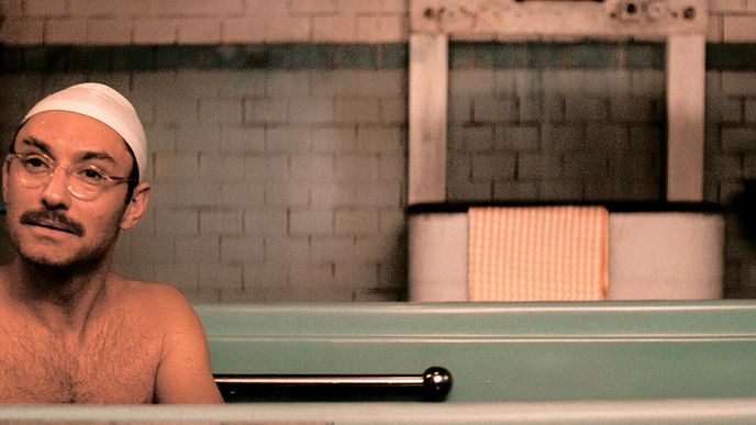 Natáčení s Wesem Andersonem je relax.  Jude Law si ho v Grandhotelu užil  doslova – v lázních.