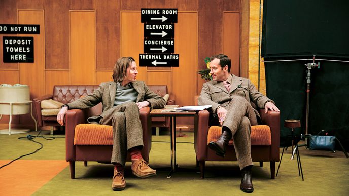 Potkali se v hotelu. Wes Anderson (vlevo) většinou obsazuje kamarády,  Juda Lawa přibral do „rodiny“ až v Grandhotelu