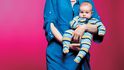 Britská zpěvačka  Charlotta Fairman  s dvouapůlměsíčním synem Lousiem, který zatím nemá ani britský, ani francouzský pas – po svých rodičích alespoň dostal české rodné číslo i list, „takže je vlastně nejvíc Čech“