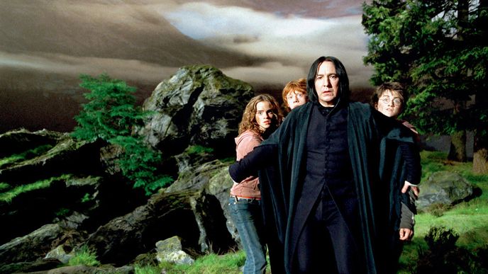 Rickmanův Snape (vlevo) byl jednou z konstant série o Harrym Potterovi  (2001–2011)