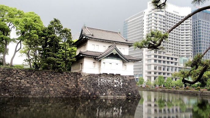 Areál císařského paláce leží v těsném sousedství moderních výškových staveb podobně jako divadlo Kabuki-za a další historické budovy