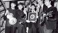 Skupina Beatles přebírá od George Martina v roce 1963 stříbrnou desku za čtvrt miliónu prodaných nosičů