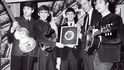 Skupina Beatles přebírá od George Martina v roce 1963 stříbrnou desku za čtvrt miliónu prodaných nosičů