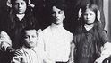 Inessa se svými dětmi (1909)