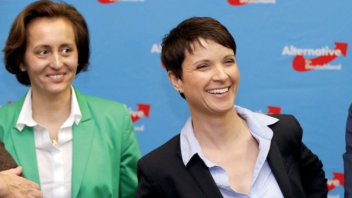 Předsedkyně Alternativy pro Německo (AfD) Frauke Petryová (vpravo) je brána za neoficiálního vítěze voleb